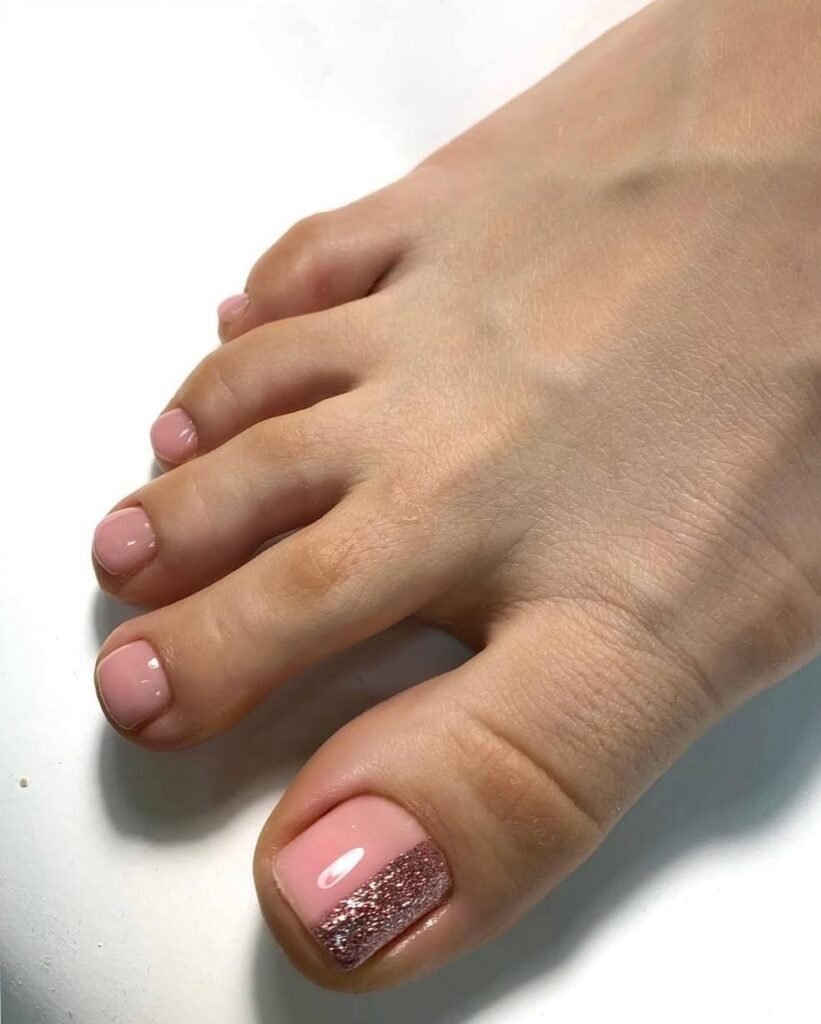 smart pedicure in Tampa Florida with glossy pink nails and glitter accent detail